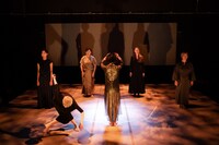 余越保子 with ゲルシー・ベル 日米国際共同制作「shuffleyamamba：山姥は熊を夢見る」より。（Photo by Ohno Ryusuke）