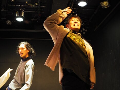 三匹と三羽「野良犬」より。