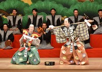 「新春浅草歌舞伎」（2017年）より、「棒しばり」。(c)松竹