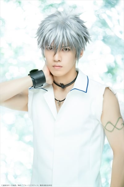 田村升吾扮する草摩潑春。