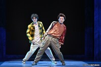 舞台「あいつが上手で下手が僕で」より。