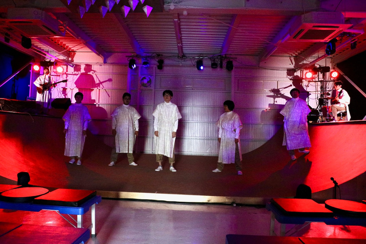 明日のアー、“集団のノリ”テーマのコントを切れ目なく紡ぐ「そして聖なる飲み会へ」