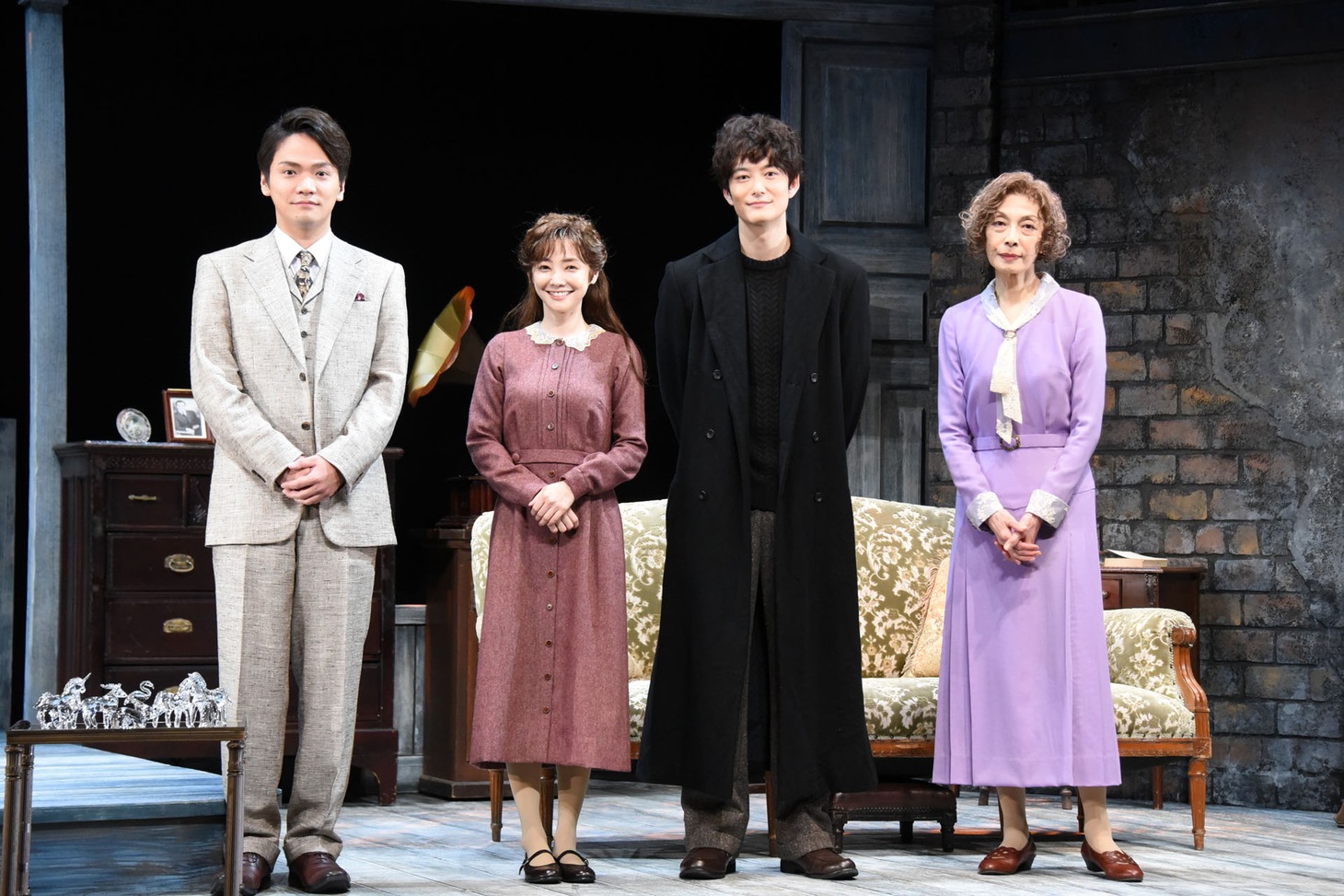 左から竪山隼太、倉科カナ、岡田将生、麻実れい。