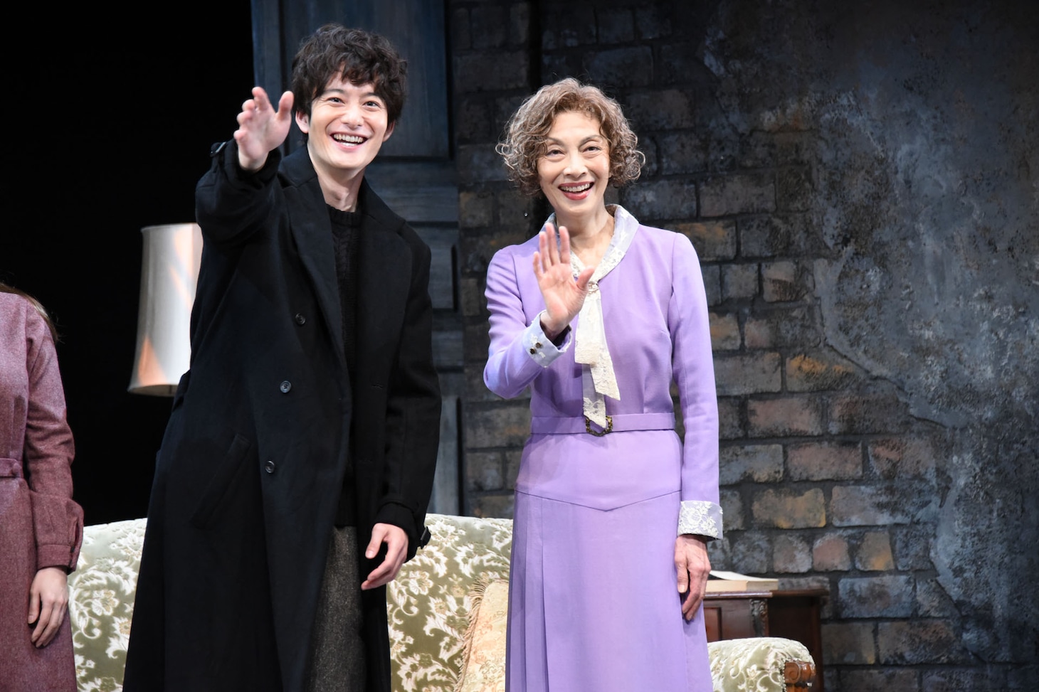 麻実れい（右）にカメラの位置を教え、会場を和ませる岡田将生（左）。