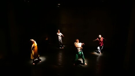 笠井瑞丈×上村なおか 新作ダンス公演「未来の世界 / never knows」より。(撮影:鈴木雅晴)