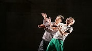 笠井瑞丈×上村なおか 新作ダンス公演「未来の世界 / never knows」より。(撮影:鈴木雅晴)