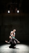 笠井瑞丈×上村なおか 新作ダンス公演「未来の世界 / never knows」より。(撮影:鈴木雅晴)