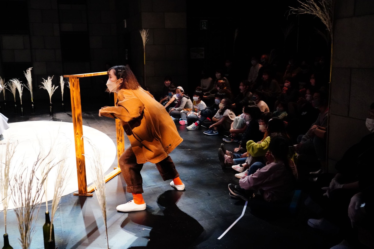 世田谷パブリックシアター若手演劇人育成プログラム ハッチアウトシアター2021「子どものためのリーディング＋ワークショップ公演『ホーム』」より。（撮影：田中亜紀）