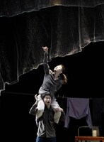 踊る「熊谷拓明」カンパニー ダンス劇「きみがゆえにわたし」より。（撮影：大洞博靖）