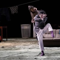 踊る「熊谷拓明」カンパニー ダンス劇「きみがゆえにわたし」より。（撮影：大洞博靖）