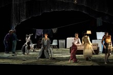 踊る「熊谷拓明」カンパニー ダンス劇「咲く、白。」より。（撮影：大洞博靖）