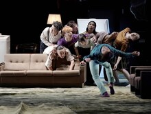 踊る「熊谷拓明」カンパニー ダンス劇「咲く、白。」より。（撮影：大洞博靖）