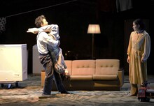 踊る「熊谷拓明」カンパニー ダンス劇「咲く、白。」より。（撮影：大洞博靖）