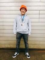 パーカー＆ジーパンのカジュアルスタイルにオレンジのニットキャップが映える。