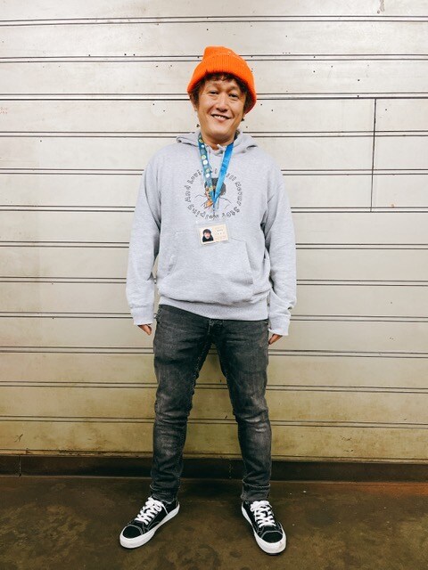 パーカー＆ジーパンのカジュアルスタイルにオレンジのニットキャップが映える。