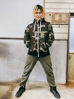 ワイルドなカモフラ柄が印象的なミリタリーコーデ。