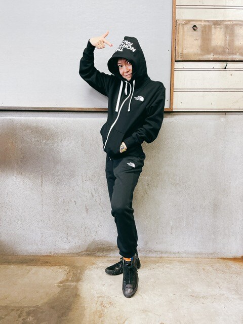 ブラックコーデがスタイリッシュ。