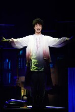 田代万里生扮するアルヴィン。（撮影：田中亜紀）