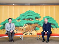 左から春日太一、市川左團次。