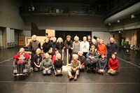 さいたまゴールド・シアター最終公演「水の駅」の出演メンバーと杉原邦生（中央）。