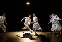 カンパニーデラシネラ「TOGE」劇場公演より。（撮影：鈴木穣蔵）