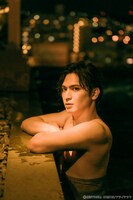 「小波津亜廉ファースト写真集 Allen」（幻冬舎コミックス）中面カットより。