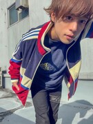 胸元のポケットに“TOTALFAT”の文字が。