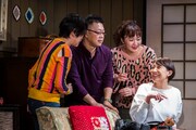 千葉雅子×土田英生 舞台製作事業 VOL.2「徒花に水やり」より。(撮影:谷古宇正彦)