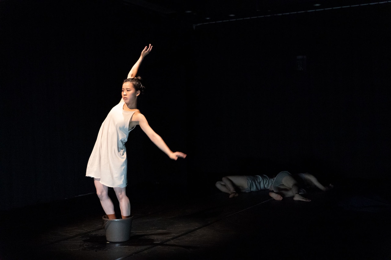 現代社会の“揺れ”にフォーカスする、女屋理音の最新作「エピセンター」幕開け