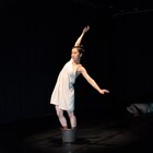 現代社会の“揺れ”にフォーカスする、女屋理音の最新作「エピセンター」幕開け