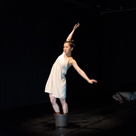 現代社会の“揺れ”にフォーカスする、女屋理音の最新作「エピセンター」幕開け