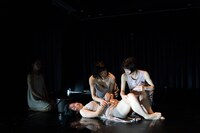 「ヨコハマダンスコレクション2021-DEC」より、女屋理音「エピセンター」。（Photo by Ohno Ryusuke）