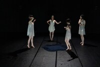 「ヨコハマダンスコレクション2021-DEC」より、女屋理音「エピセンター」。（Photo by Ohno Ryusuke）