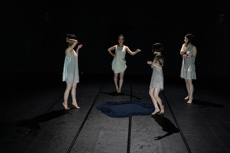 「ヨコハマダンスコレクション2021-DEC」より、女屋理音「エピセンター」。（Photo by Ohno Ryusuke）