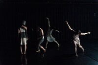 「ヨコハマダンスコレクション2021-DEC」より、女屋理音「エピセンター」。（Photo by Ohno Ryusuke）