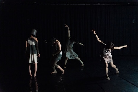 「ヨコハマダンスコレクション2021-DEC」より、女屋理音「エピセンター」。（Photo by Ohno Ryusuke）