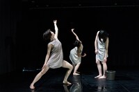 「ヨコハマダンスコレクション2021-DEC」より、女屋理音「エピセンター」。（Photo by Ohno Ryusuke）