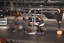 さいたまゴールド・シアター最終公演「水の駅」舞台稽古の様子。水の量について調整する杉原邦生（右から2番目）とスタッフ。