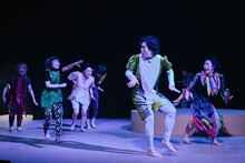 FUKAIPRODUCE羽衣 トライアル公演「ニュー甘え子ちゃん太郎」より。（撮影：金子愛帆）