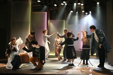 アマヤドリ20周年記念公演 第2弾「水」 / 「青いポスト」より。（撮影：赤坂久美）