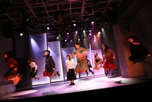 アマヤドリ20周年記念公演 第2弾「水」 / 「青いポスト」より。（撮影：赤坂久美）