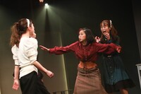 アマヤドリ20周年記念公演 第2弾「水」 / 「青いポスト」より。（撮影：赤坂久美）