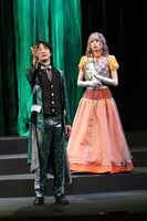 舞台「夏の夜の夢」より。（撮影：山下道大）