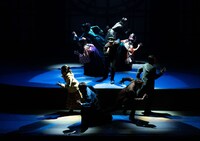 キャラメルボックス「サンタクロースが歌ってくれた」より。（撮影：引地信彦）