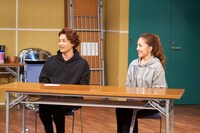 左から井上芳雄、平原綾香。