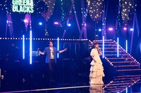 左から中川晃教、昆夏美。