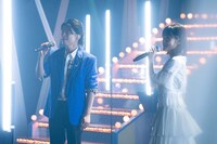 左から中川晃教、昆夏美。