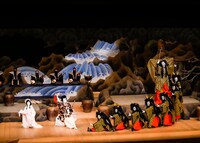 「日本振袖始」より。(c)松竹