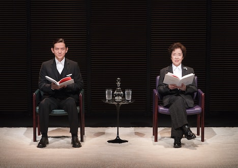 「『ラヴ・レターズ』LOVE LETTERS」2011年公演より。左から岡本健一、奈良岡朋子。（撮影：加藤幸広）