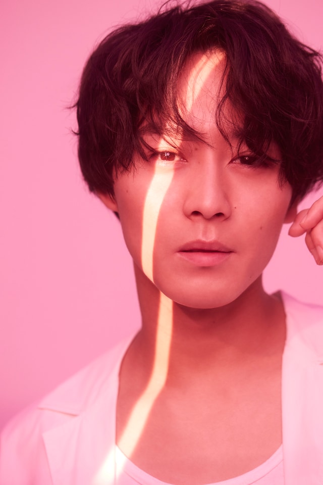 「猪野広樹カレンダー2022.4-2023.3」通常版の表紙イメージ。